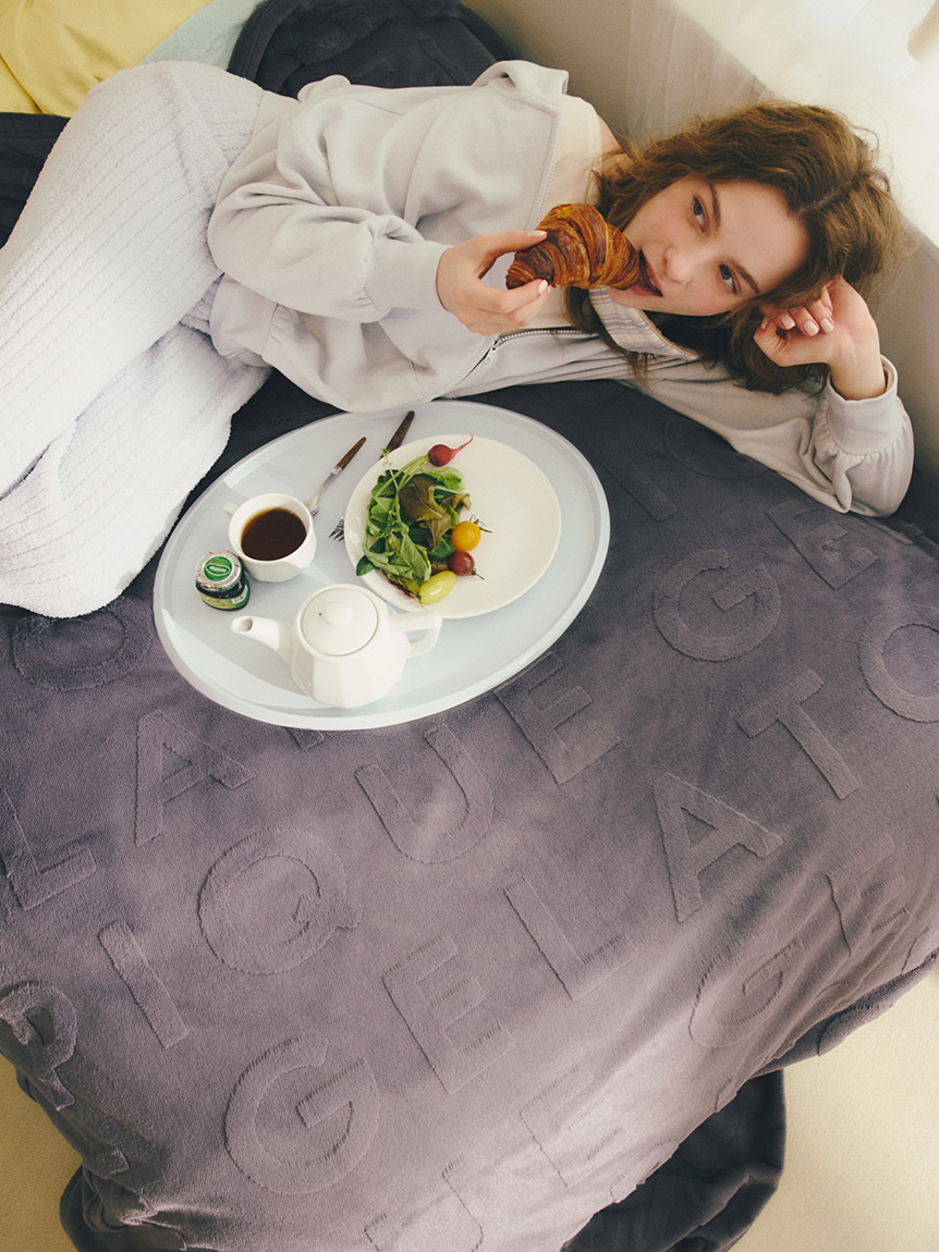 2025ほぼ新品gelato piqué Sleepカービングロゴ毛布ジェラピケ Sleep】カービングロゴ柄 毛布(ベッドリネン)｜ルームウェア・パジャマ